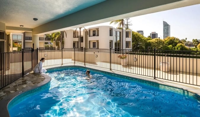 Piscina exterior en el hotel Carnmore Takapuna en Auckland, Nueva Zelanda