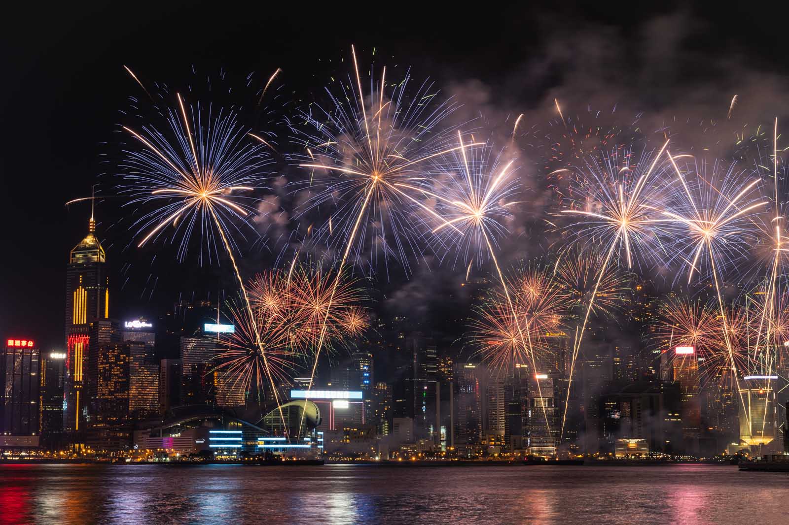 Fuegos artificiales en Nochevieja en Hong Kong