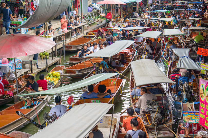 Mercado flotante cerca de Bangkok