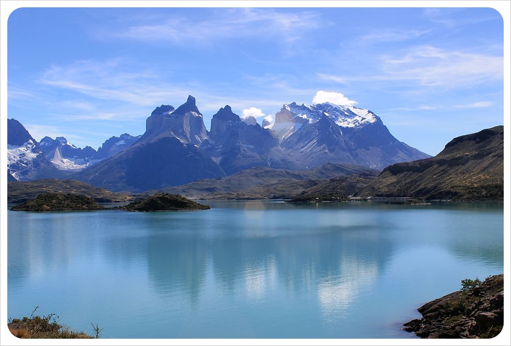 montañas torres del paine con reflejo