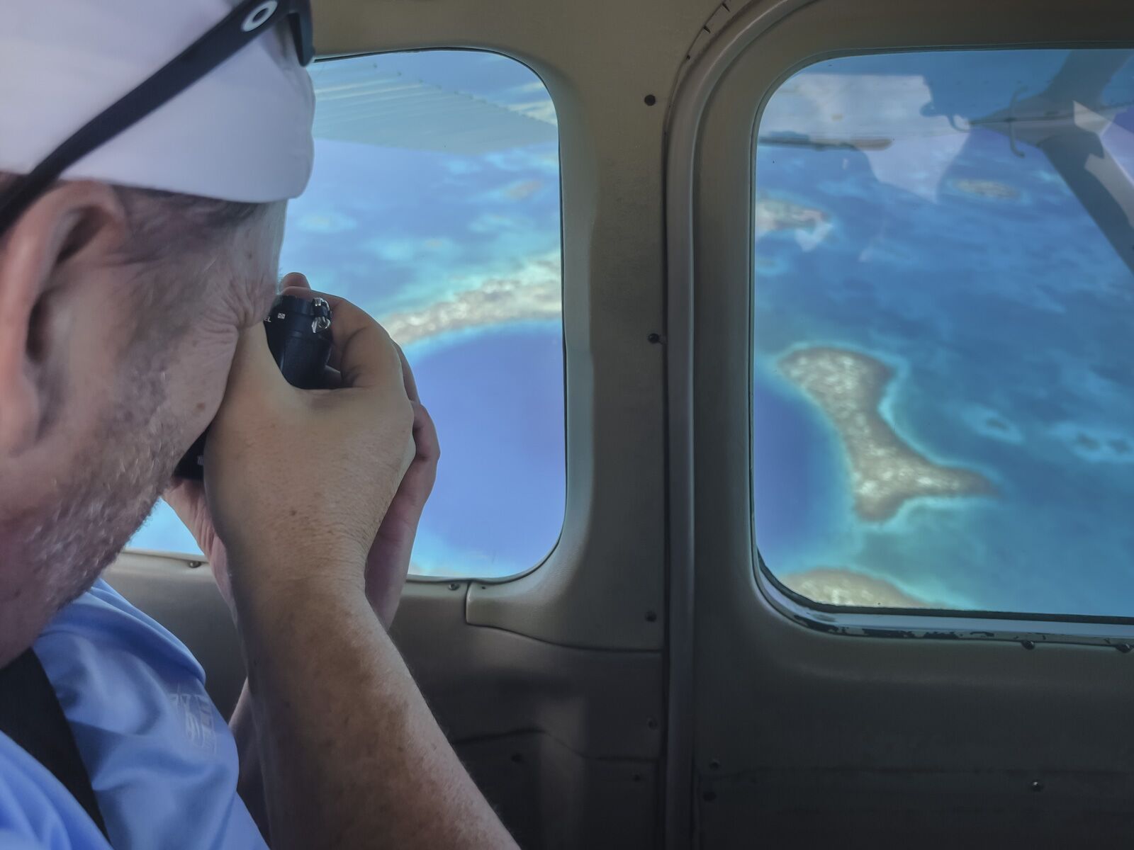 las mejores cosas que hacer en Belice sobrevolar el gran agujero azul