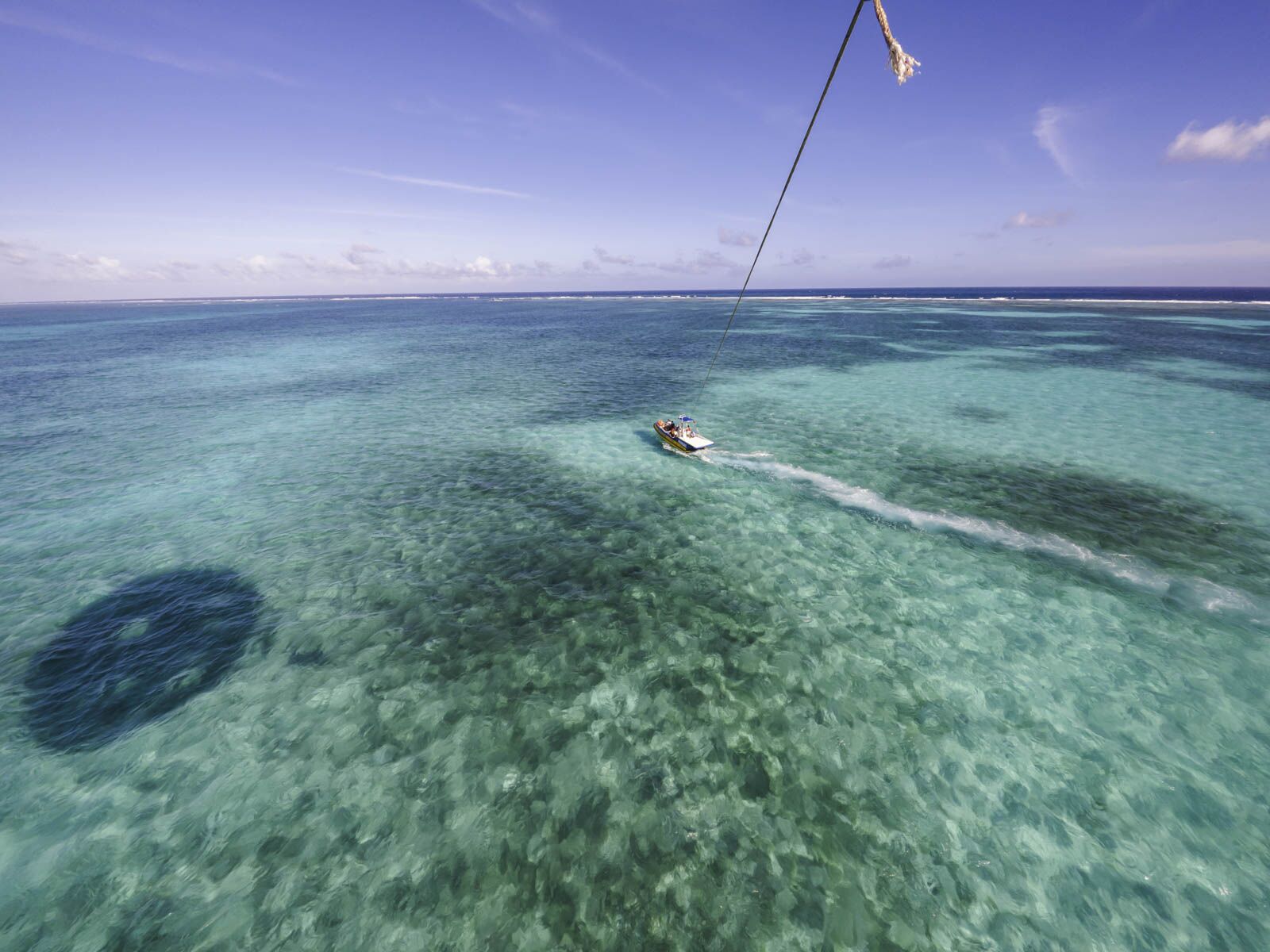 cosas que hacer en Belice parasailing