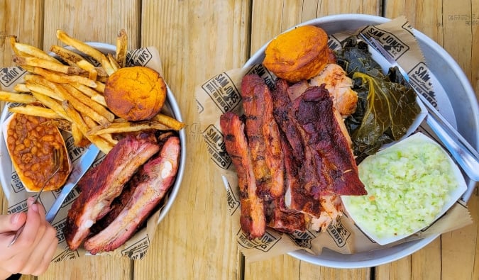 Vista aérea de dos platos hacinados de barbacoa con lados de estilo sur en Raleigh, Carolina del Norte