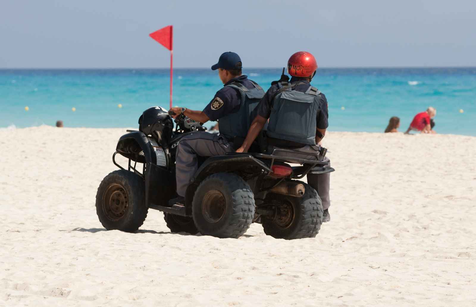 La policía mexicana es segura en Tulum en la playa