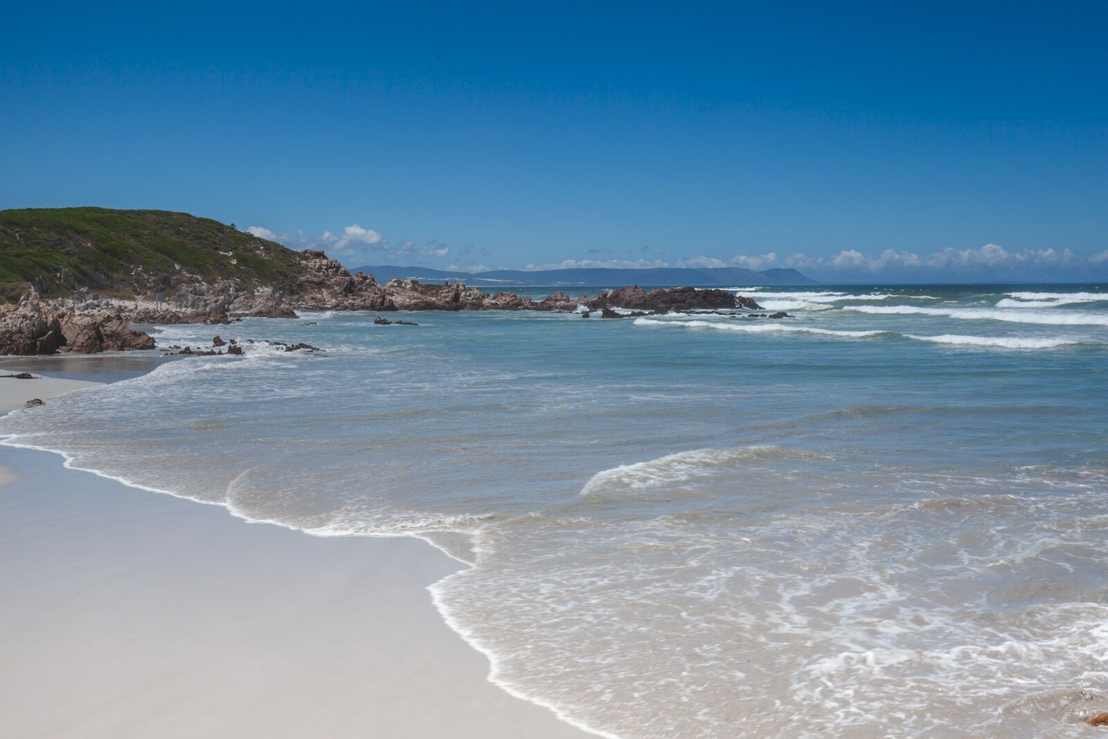 Observación de ballenas desde la playa de Hermanus, Sudáfrica