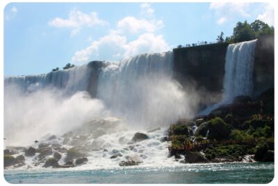 Niagara Falls Smack Down : The American Falls vs the Canadian Side