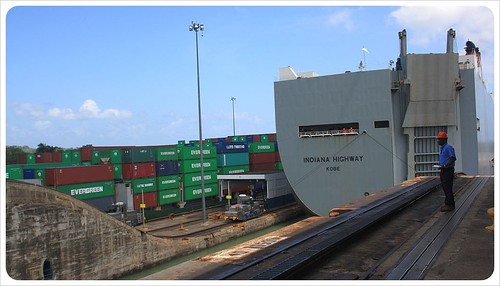 Cerraduras de Gatun en barco portacontenedores