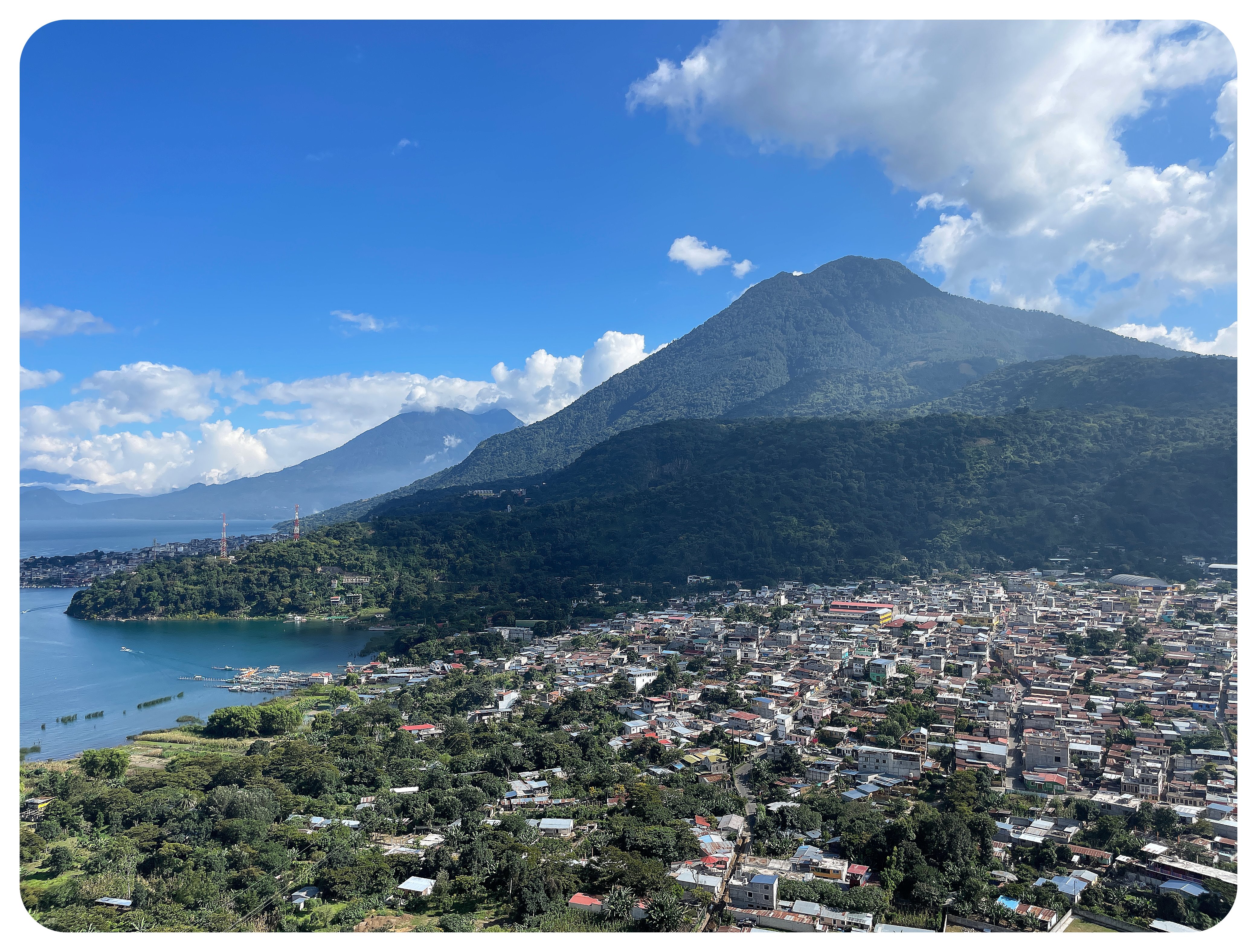 Vistas sobre San Juan La Laguna y los volcanes