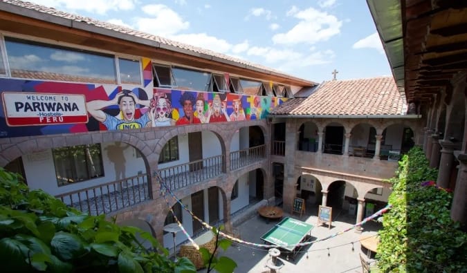 Vista del patio interior de estilo colonial de Pariwana, un hostal en Cusco, Perú