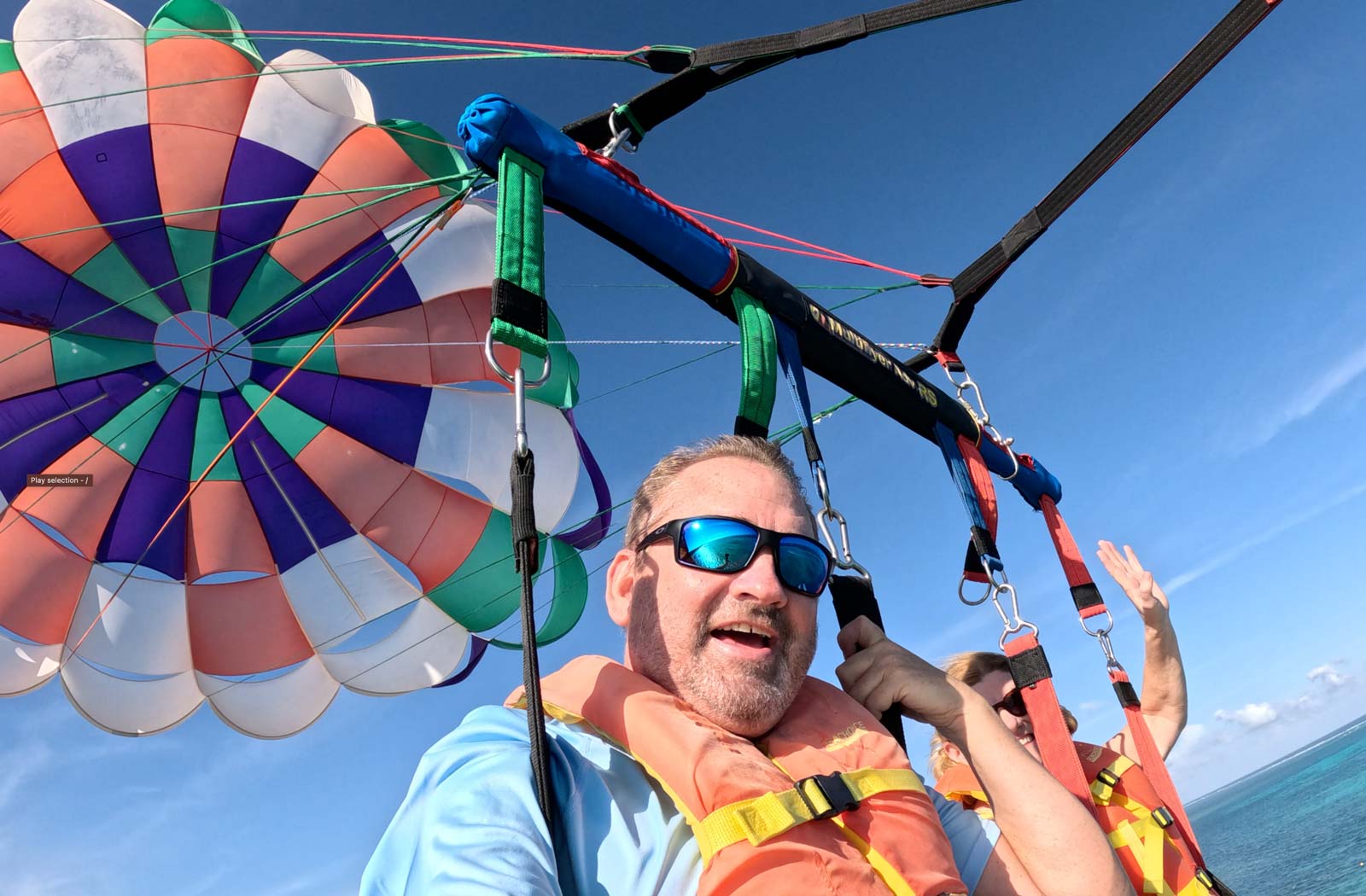 cosas que hacer en Caye Caulker parasailing