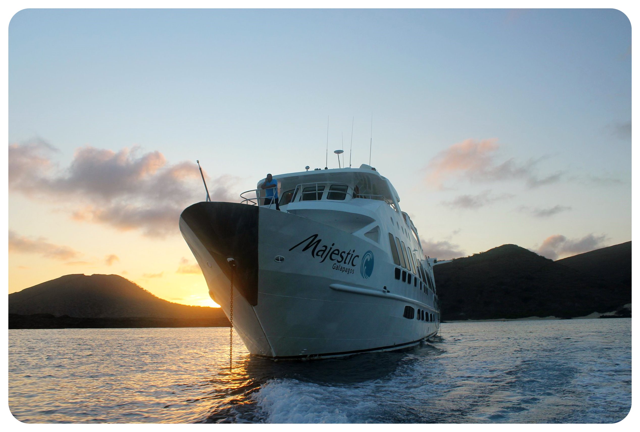 yate majestuoso de Galápagos al atardecer