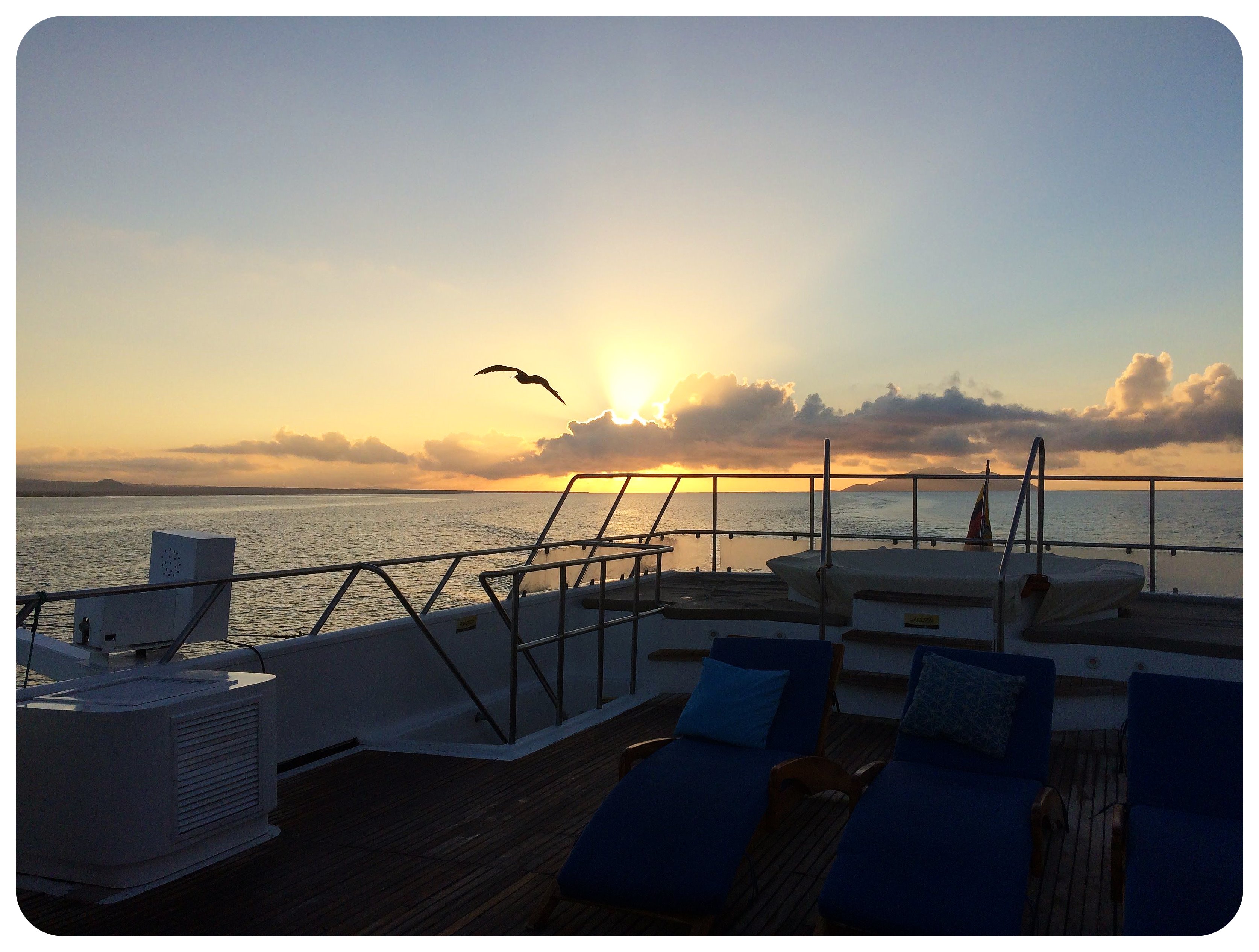 puesta de sol del crucero en Galápagos