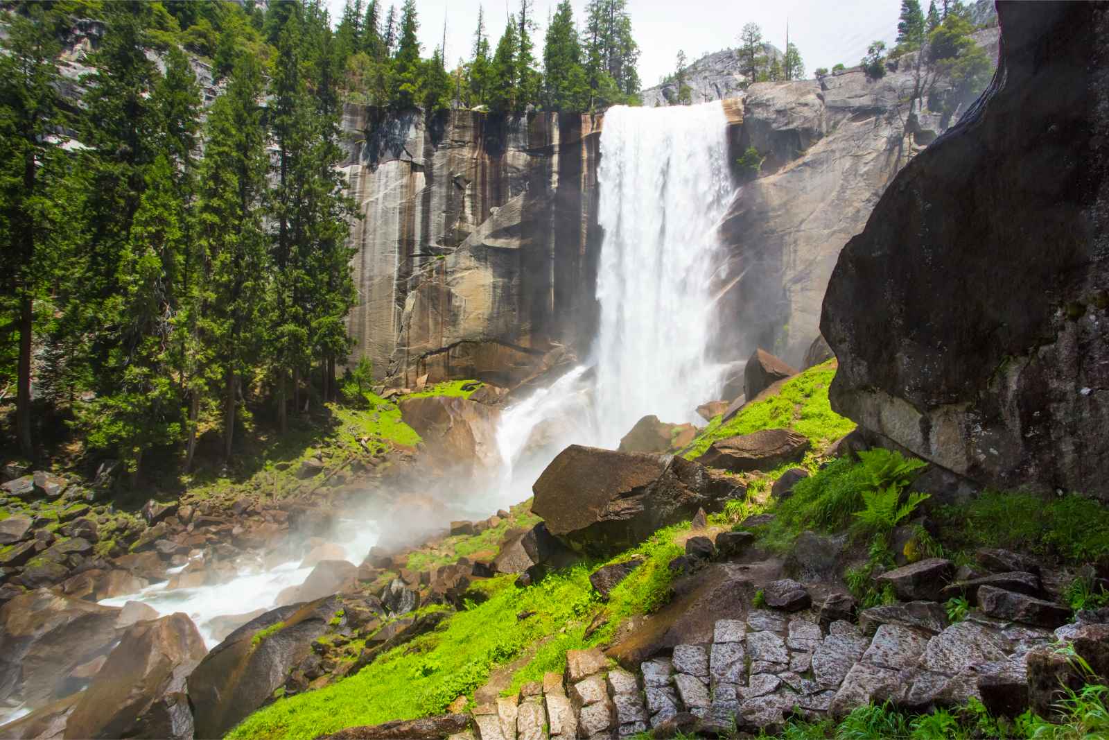 Escapadas románticas en el parque nacional de Yosemite de EE.UU. Vernal Falls