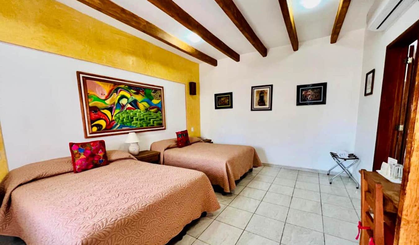 Una habitación de hotel grande y espaciosa con mucho espacio en el hotel Los Arrayanes en Oaxaca, México