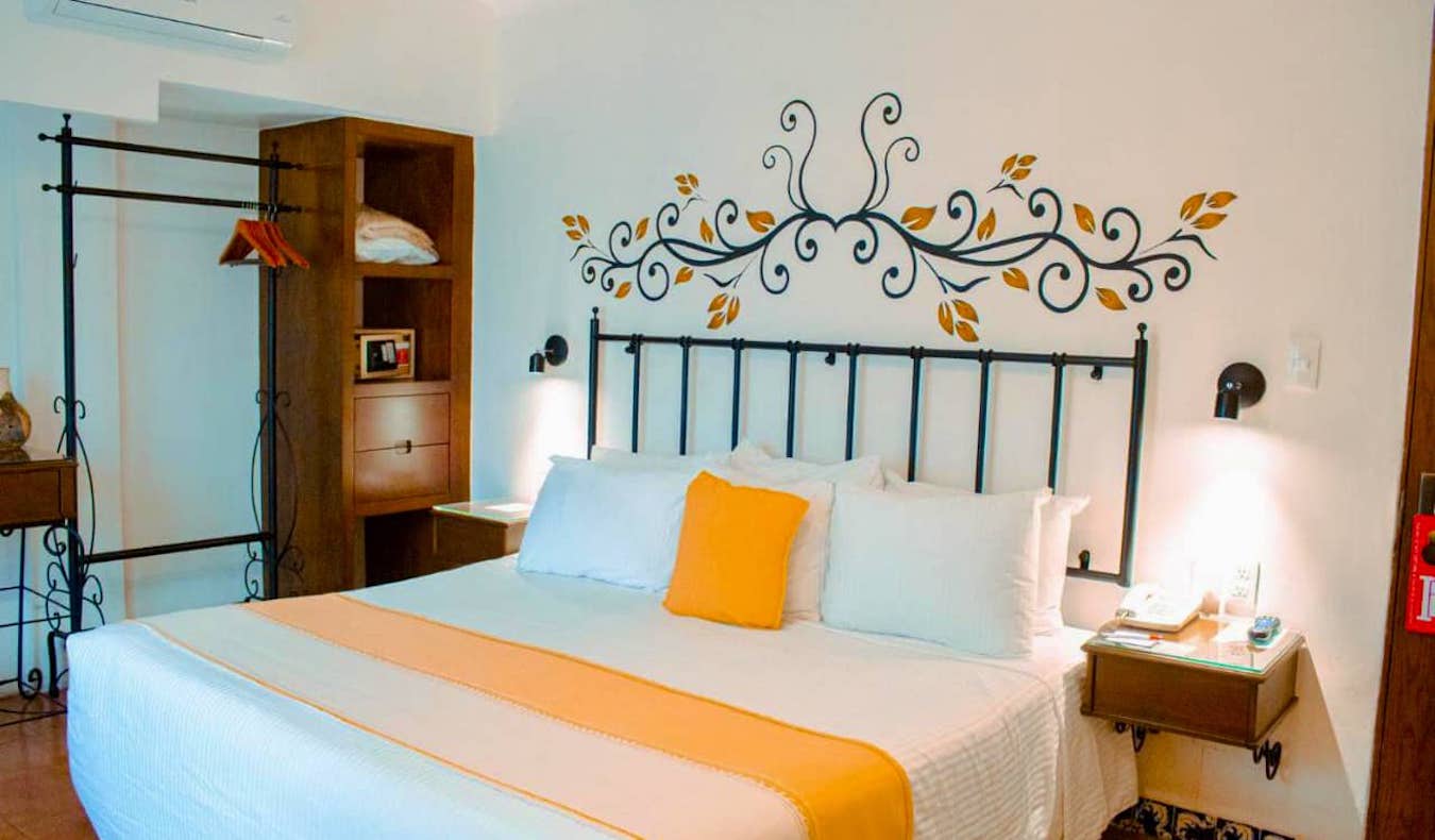 Una cama grande y cómoda en una habitación individual en el Oaxaca Real Hotel en Oaxaca, México