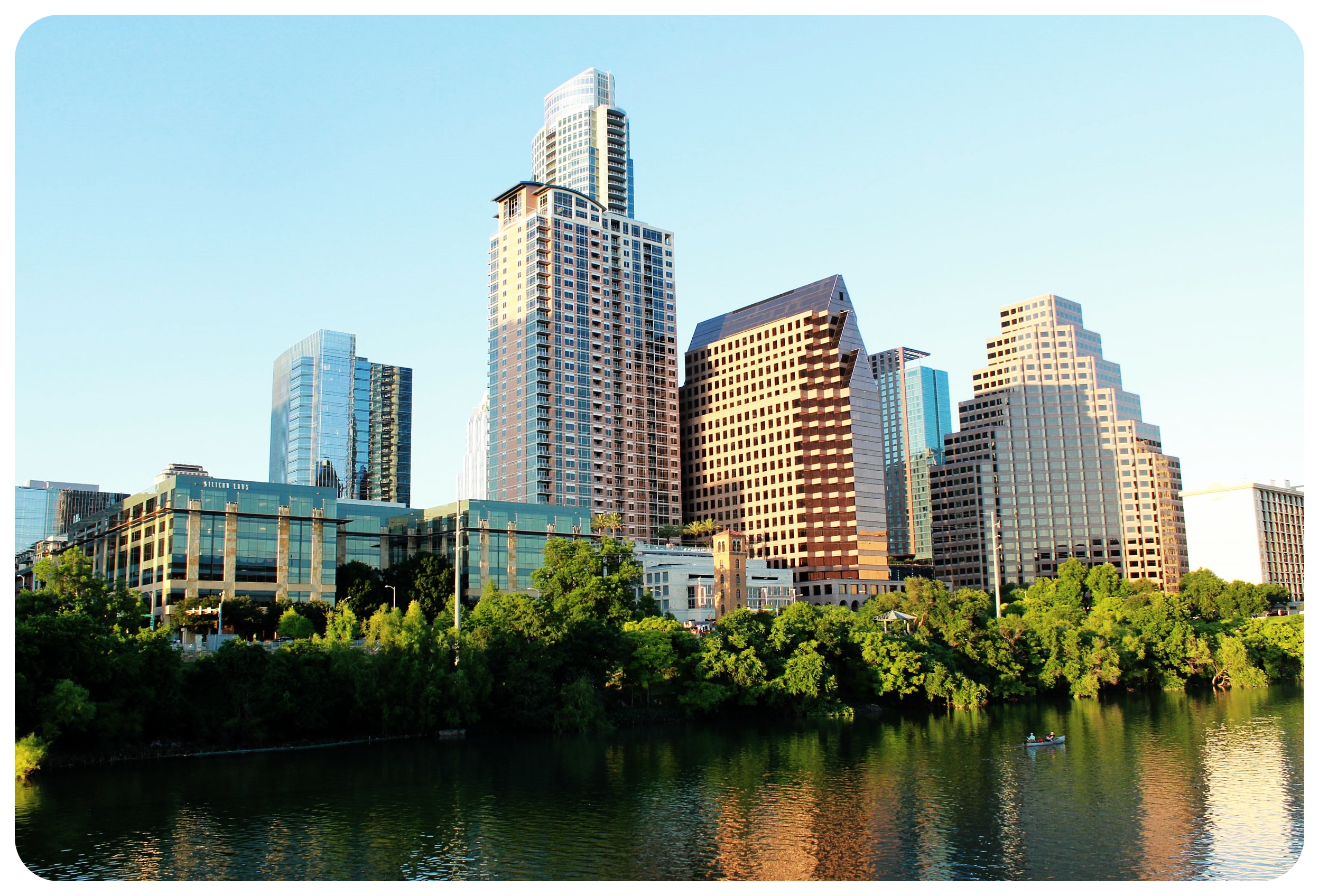 centro de austin con río