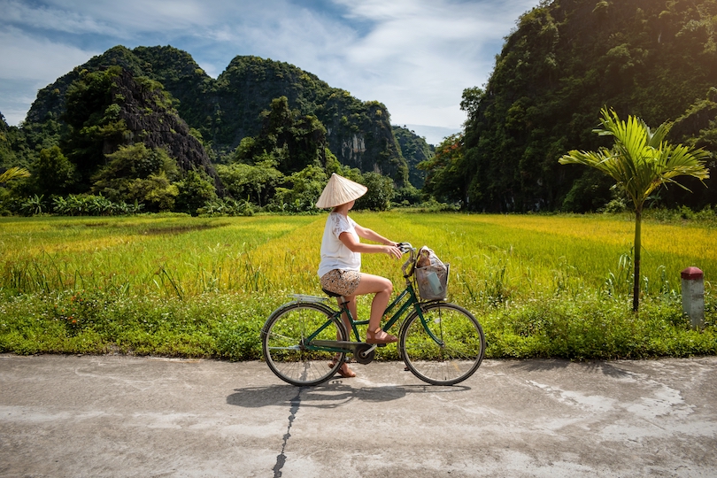 Turista en bicicleta en Ninh Binh