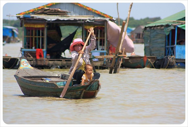 madre e hijo del pueblo flotante