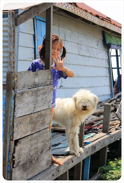 tonle sabe chica del pueblo flotante con perro