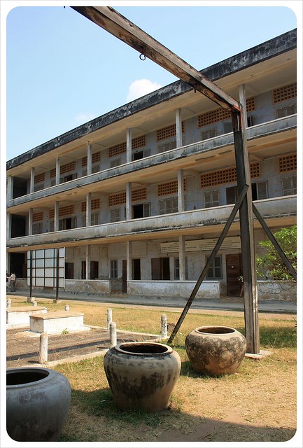 phnom penh tuol sleng bañando agua