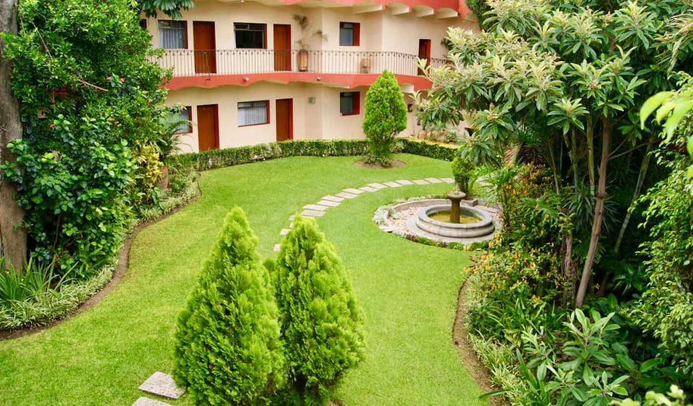 Un relajante patio exterior en un hotel de tres estrellas en la soleada Oaxaca, México