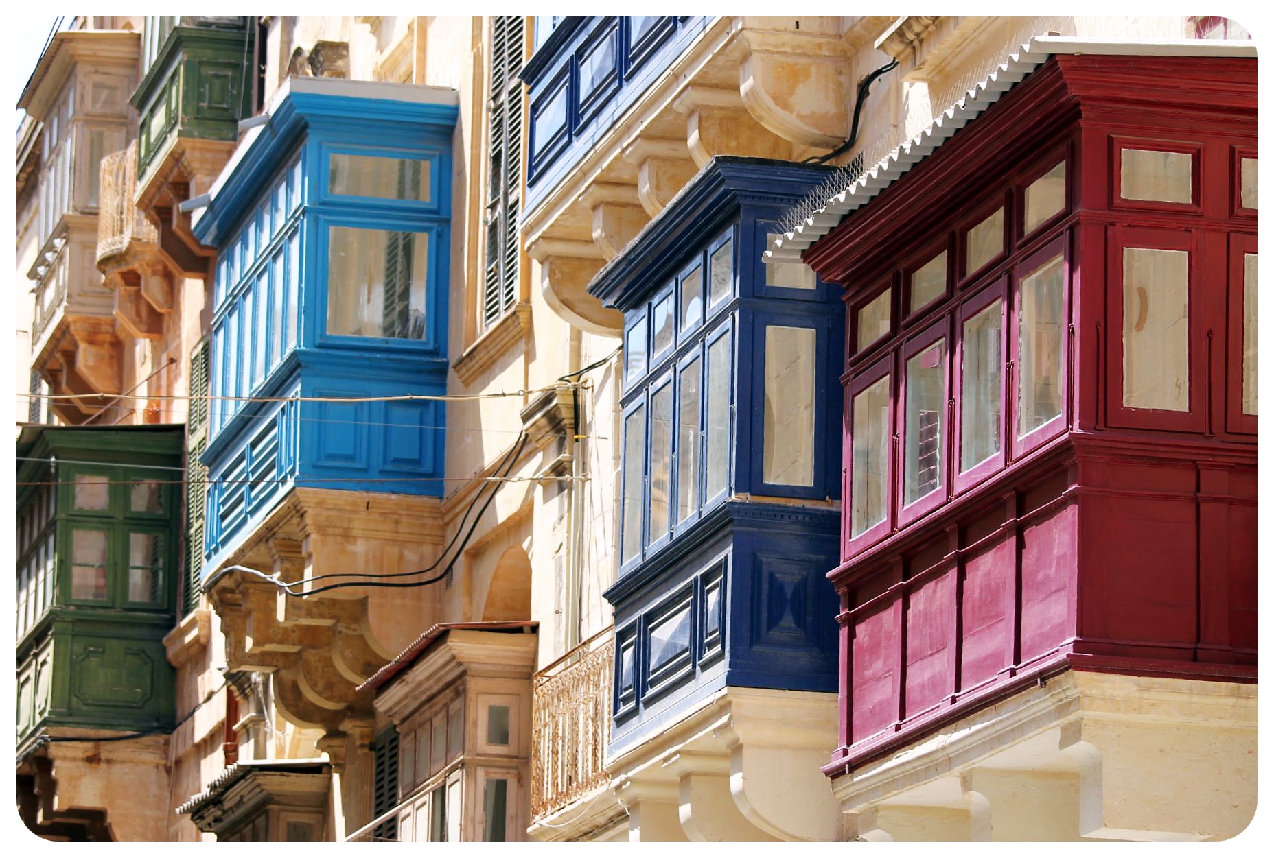 balcones de colores del valleta