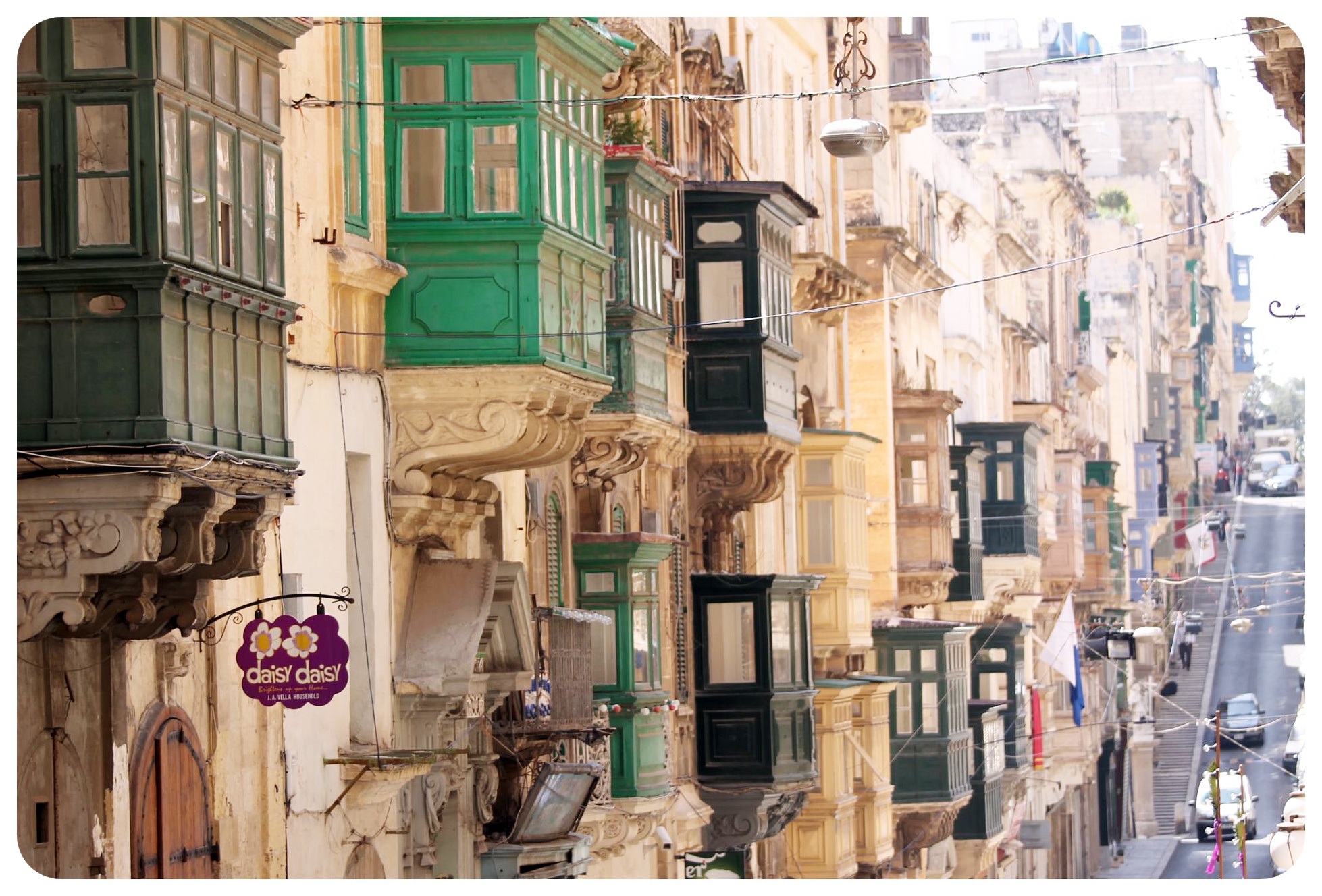 calle valletta y balcones