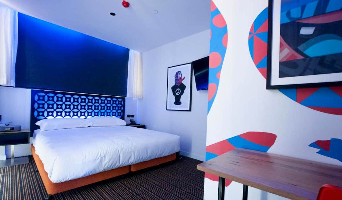 Una habitación colorida y artística en el hotel Constance Fortitude Valley de Brisbane, Australia