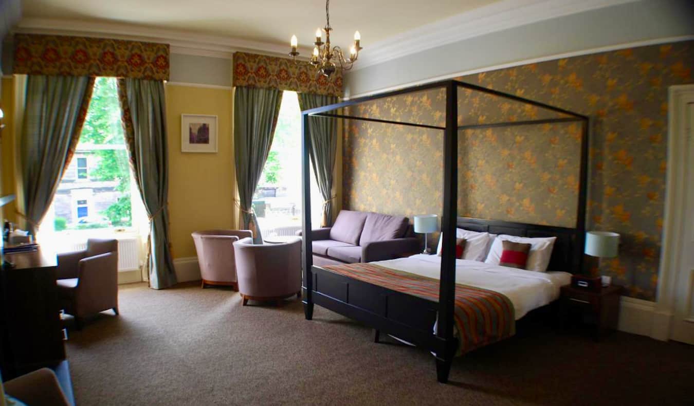 Habitación de hotel boutique con una gran cama con dosel en Edimburgo, Escocia