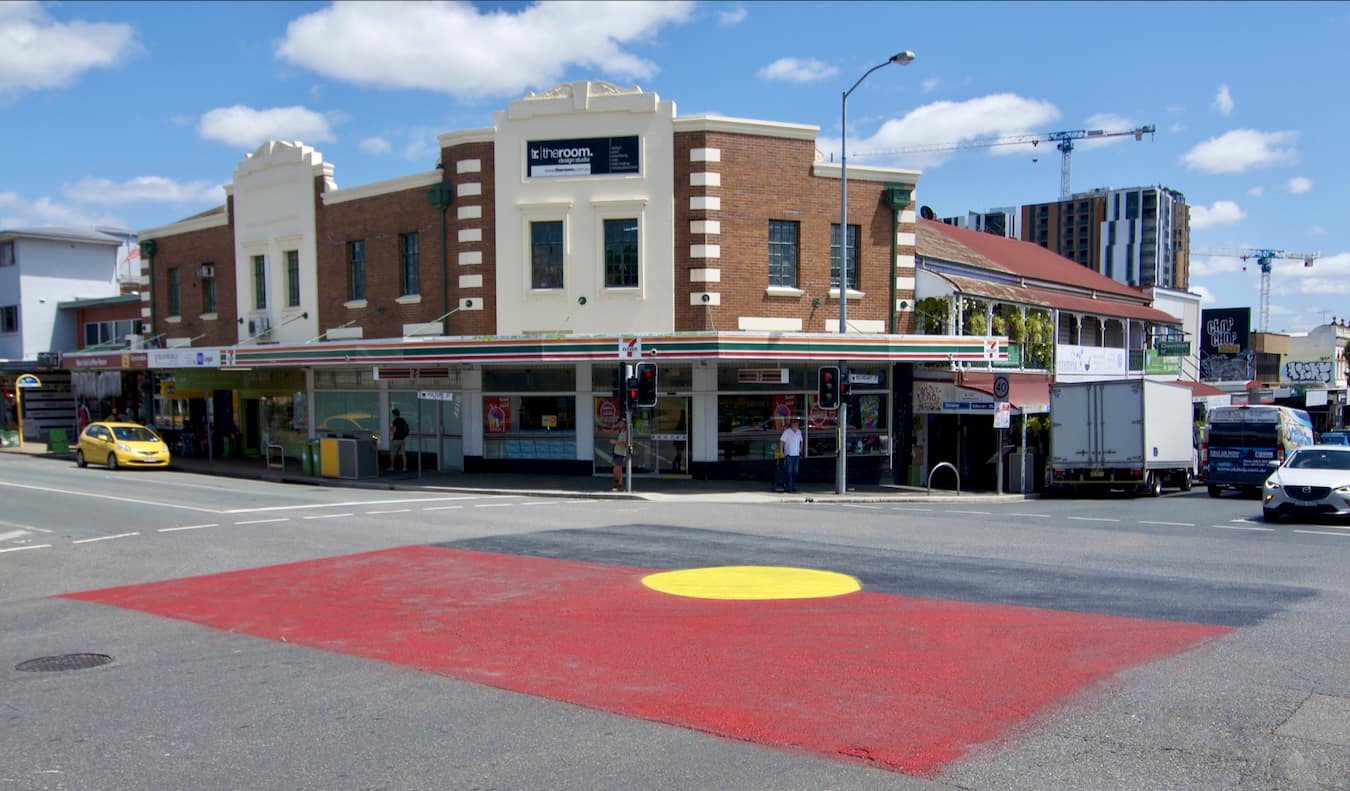 Un gran símbolo pintado en la carretera del West End de Brisbane, Australia