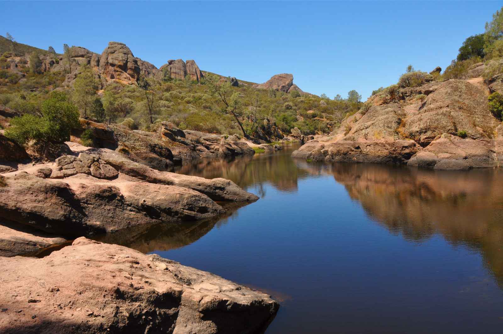 Mejores parques nacionales para visitar en marzo Pinnacles Bear Gulch Reservoir