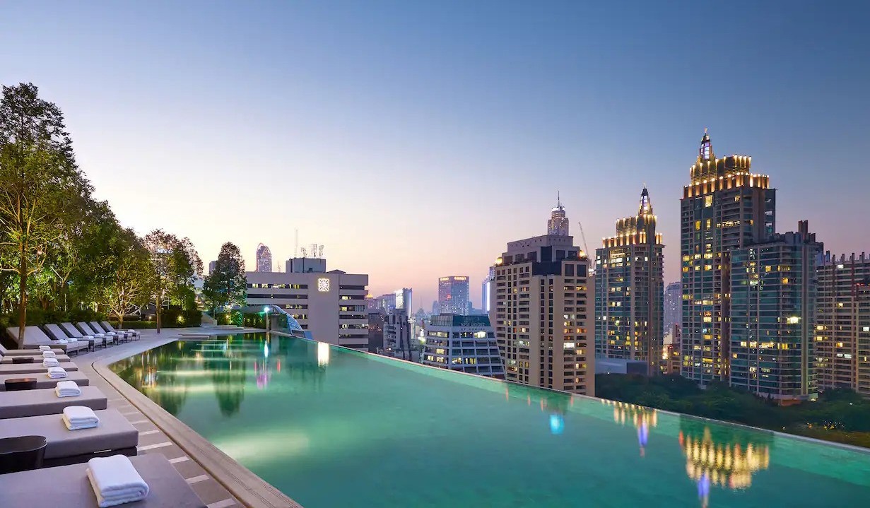 La piscina infinita del Park Hyatt al atardecer con vistas al horizonte de Bangkok, Tailandia