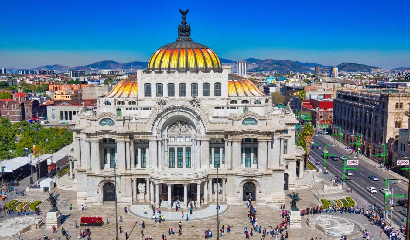 El Art Nouveau Palacio de Bellas Artes con su hermosa azotea abovedada en un día soleado en Ciudad de México, México