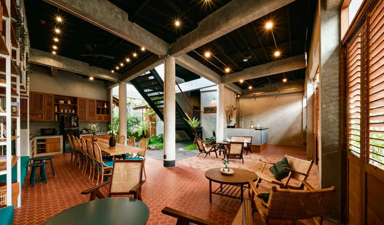 El vestíbulo genial y la zona común del Hidden Garden Hostel en Chiang Mai, Tailandia