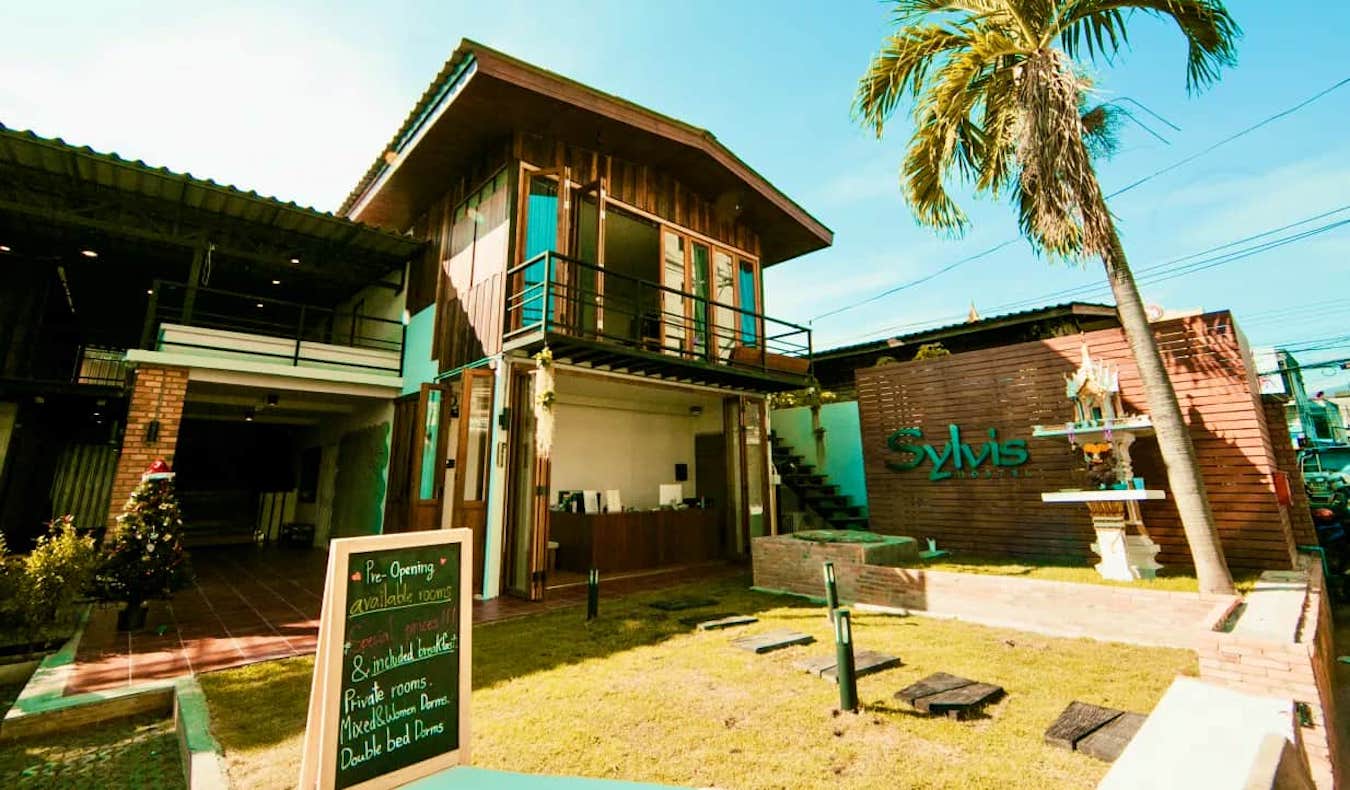 El exterior del popular Sylvis Hostel en el soleado Chiang Mai, Tailandia