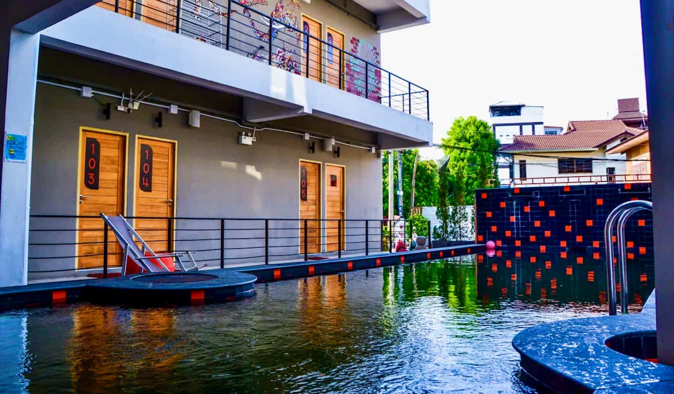 La divertida zona de piscina al aire libre del Mad Monkey Hostel en Chiang Mai, Tailandia