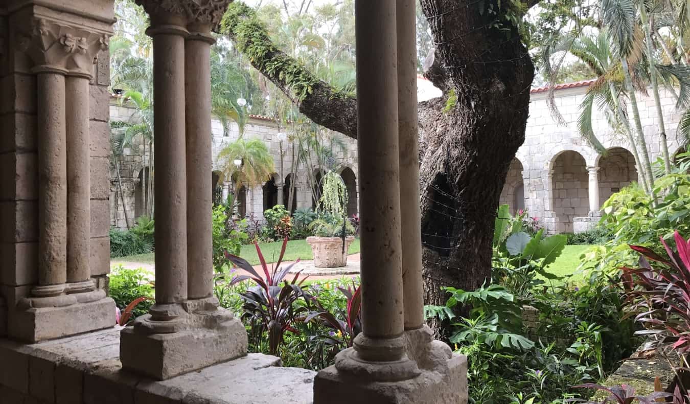 El claustro interior del antiguo monasterio español de Miami, Florida