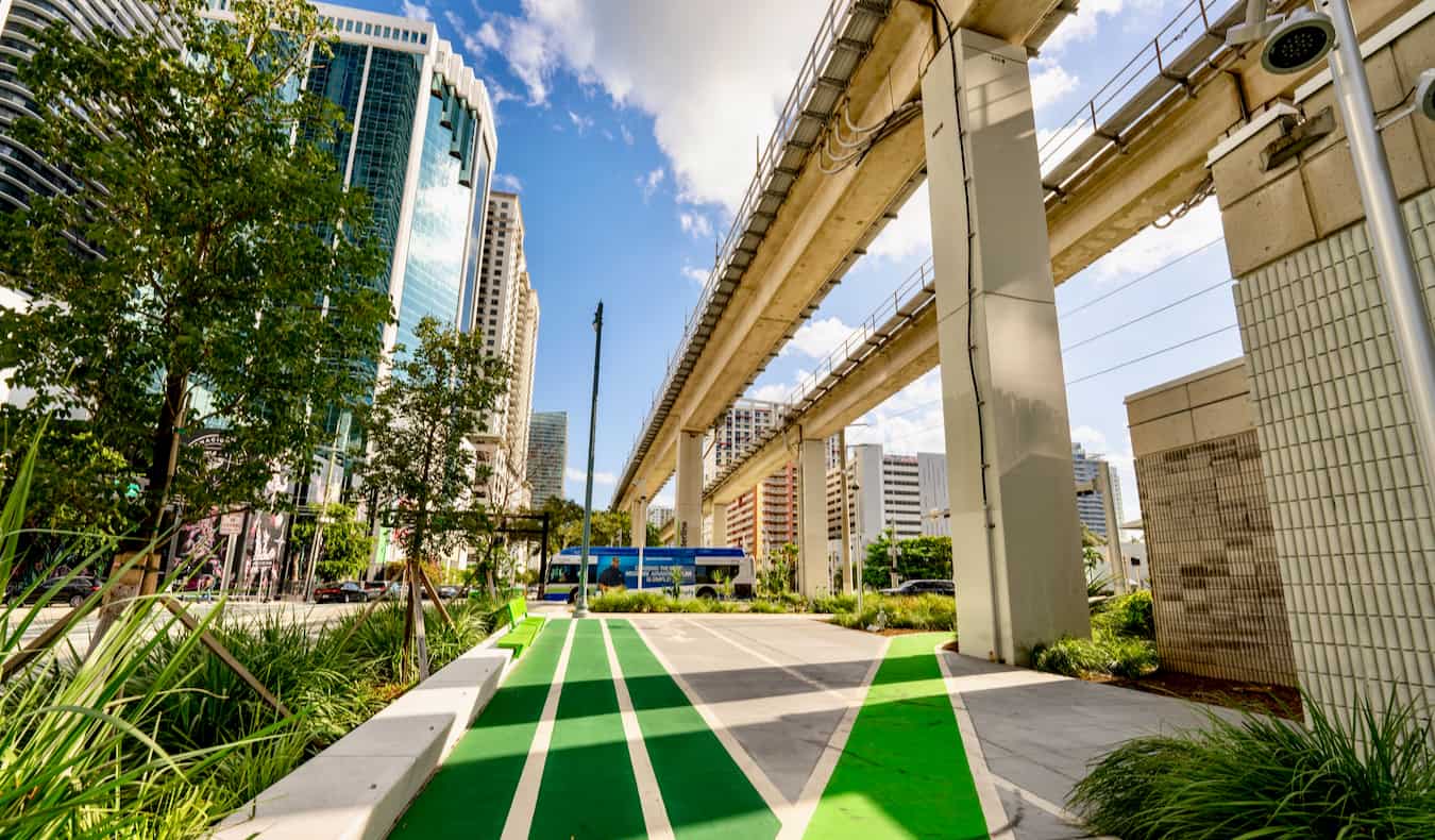 The Underline, un camino a pie a Brickell, Miami en un día soleado en la ciudad