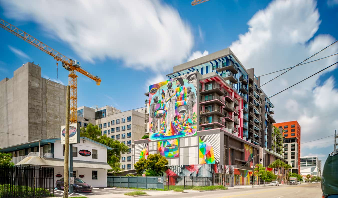 Un edificio cubierto con un mural brillante y coloreado en Wynwood, Miami