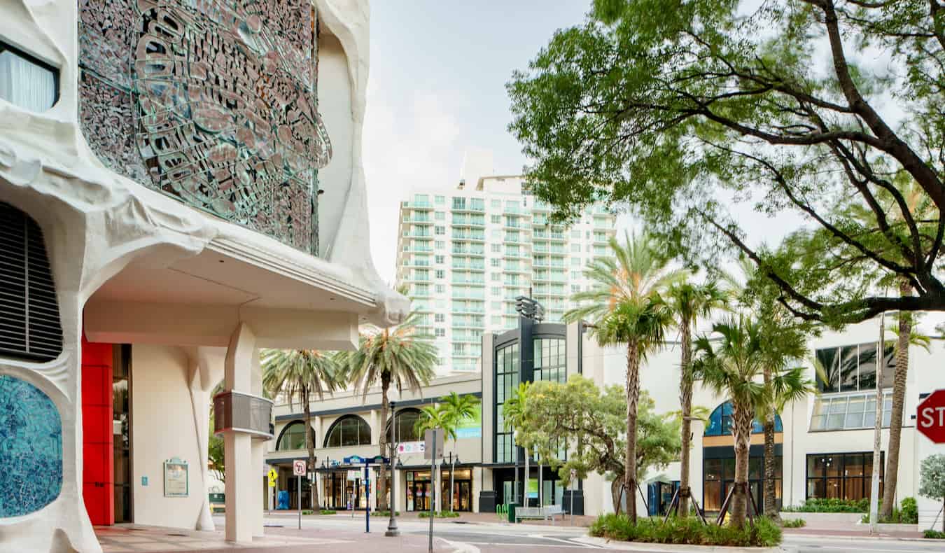 Una calle tranquila en una zona exclusiva de Coconut Grove en la soleada Miami, Florida