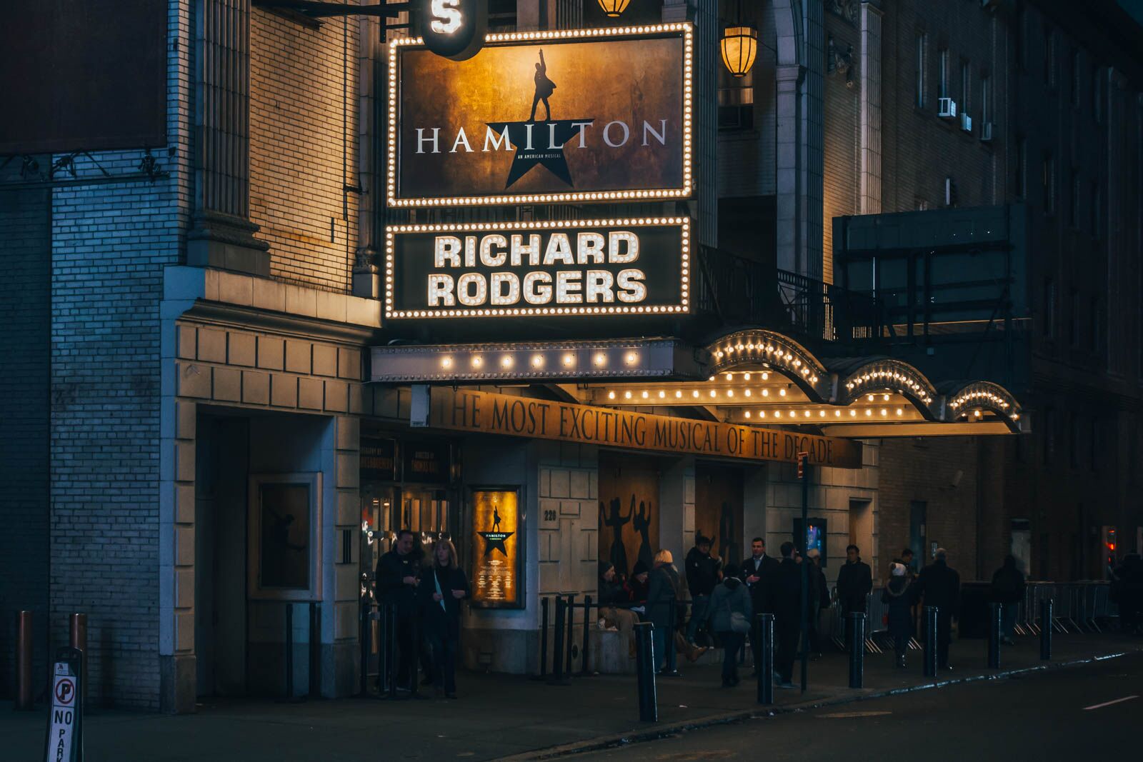 Un espectáculo fuera de Broadway en Nueva York por la noche.