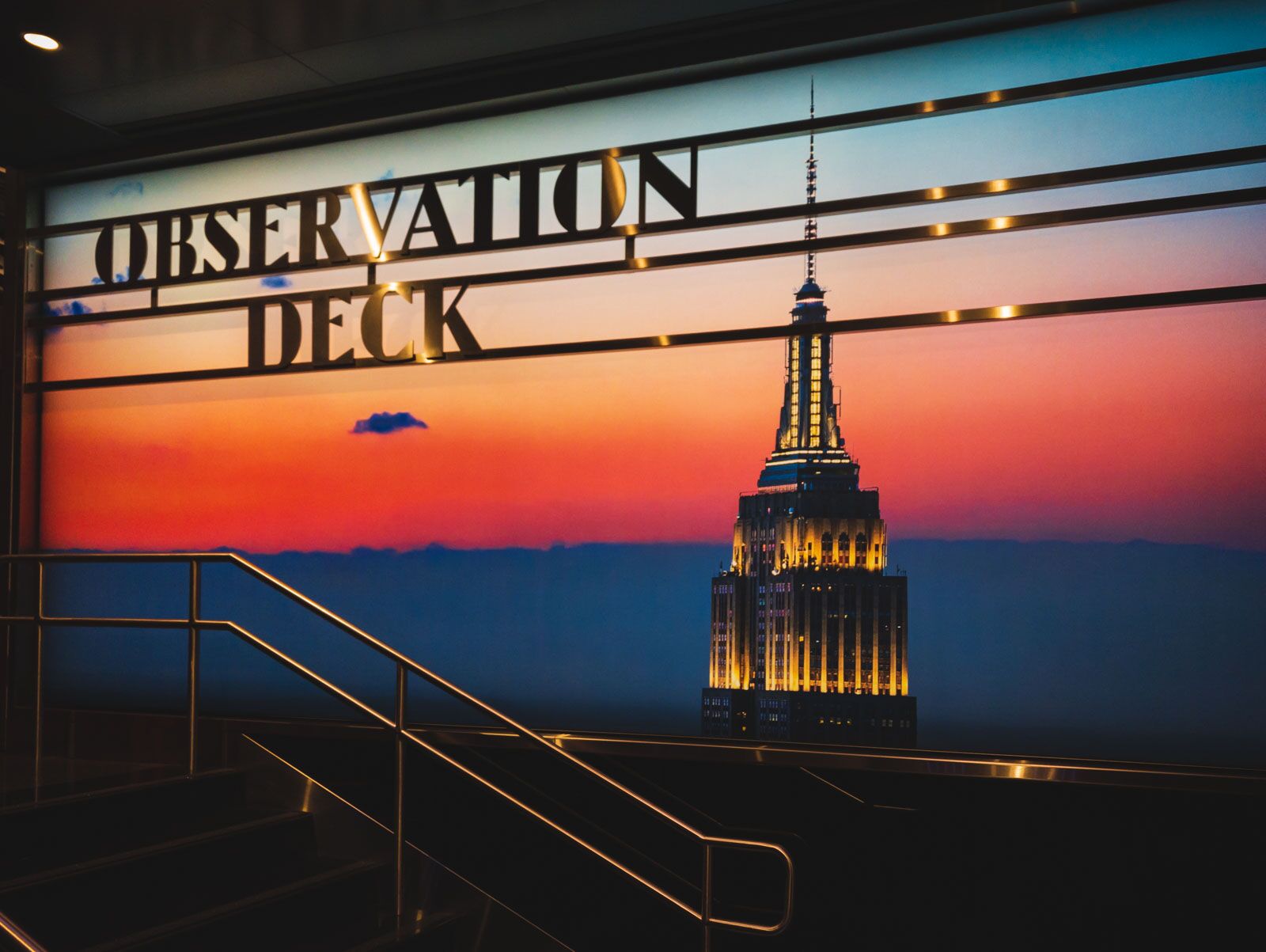 Nueva York por la noche La entrada del Empire State Building