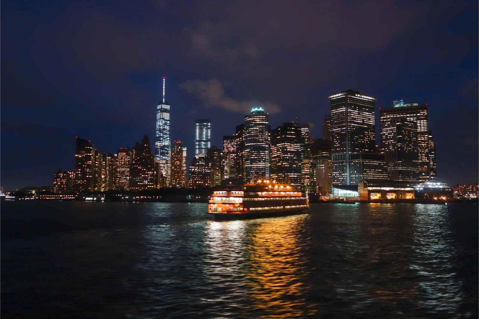 Nueva York por la noche Crucero nocturno en el puerto