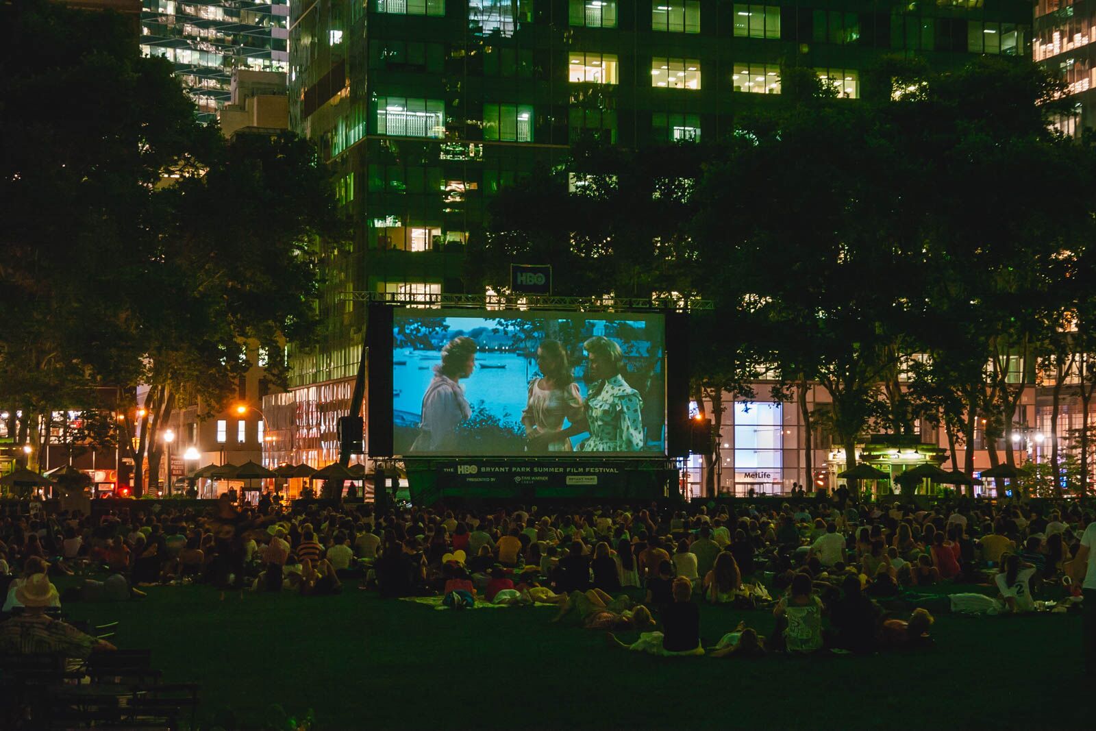 Nueva York por la noche en el cine Bryant Park