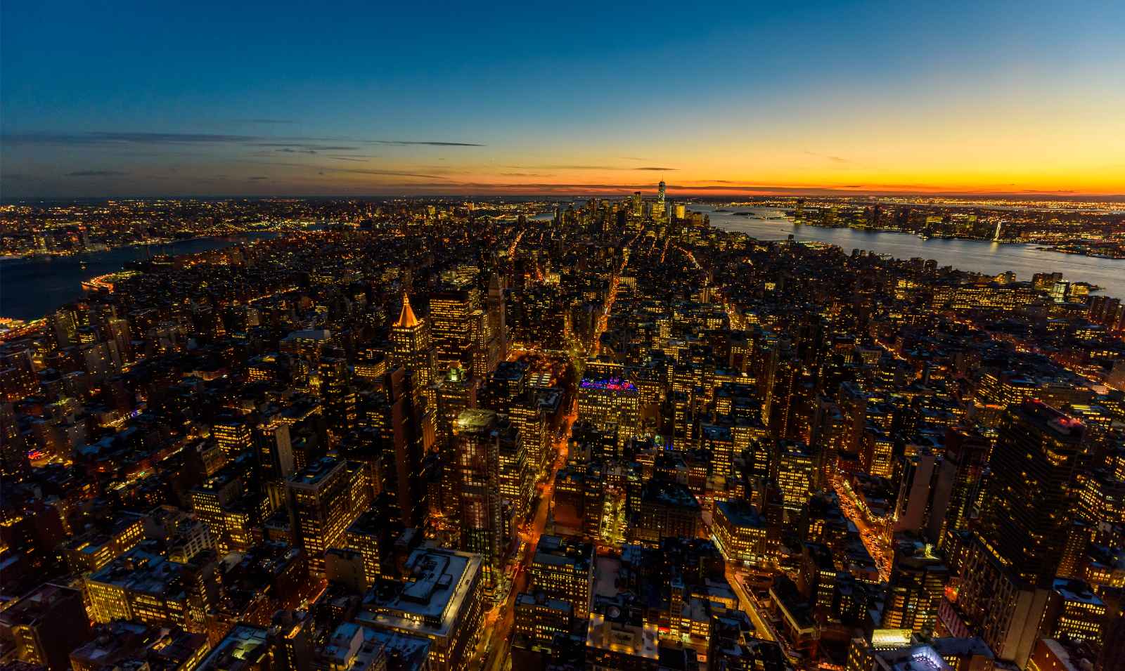 Nueva York por la noche Vista de helicóptero