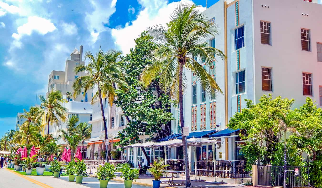 Encantadores edificios art déco a lo largo de Ocean Drive en South Beach, Miami en un día soleado 