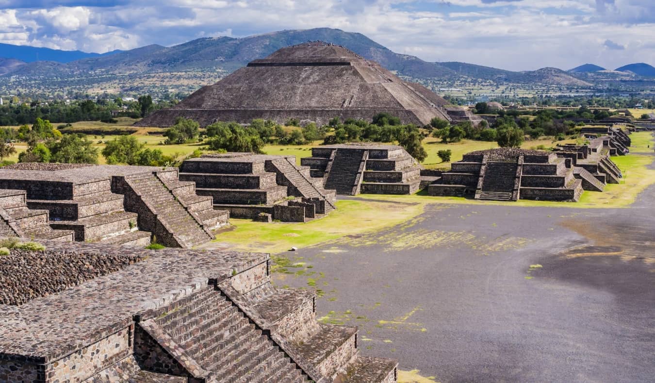 Varias grandes pirámides en Teotihuacan cerca de Ciudad de México, México