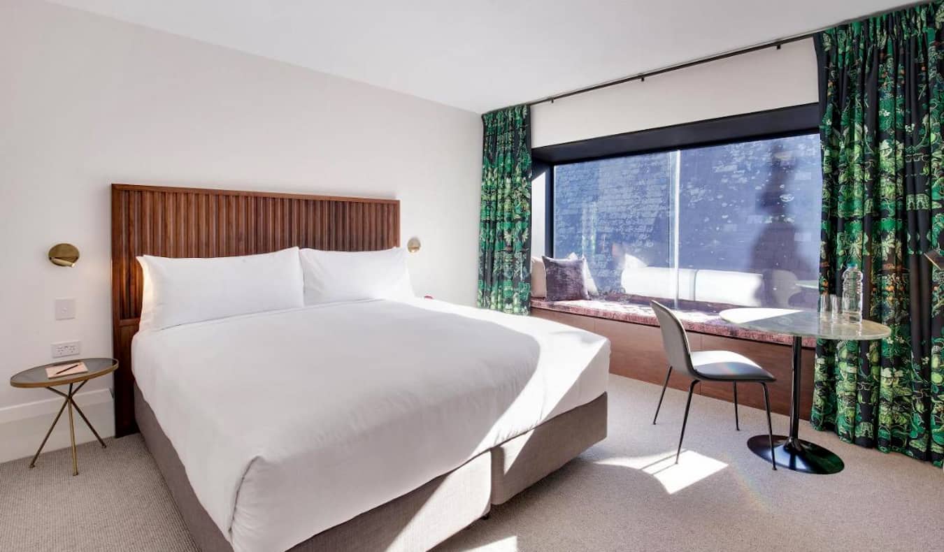 Una habitación de hotel grande y espaciosa con una cama enorme en el Crystalbrook Albion de Sydney, Australia