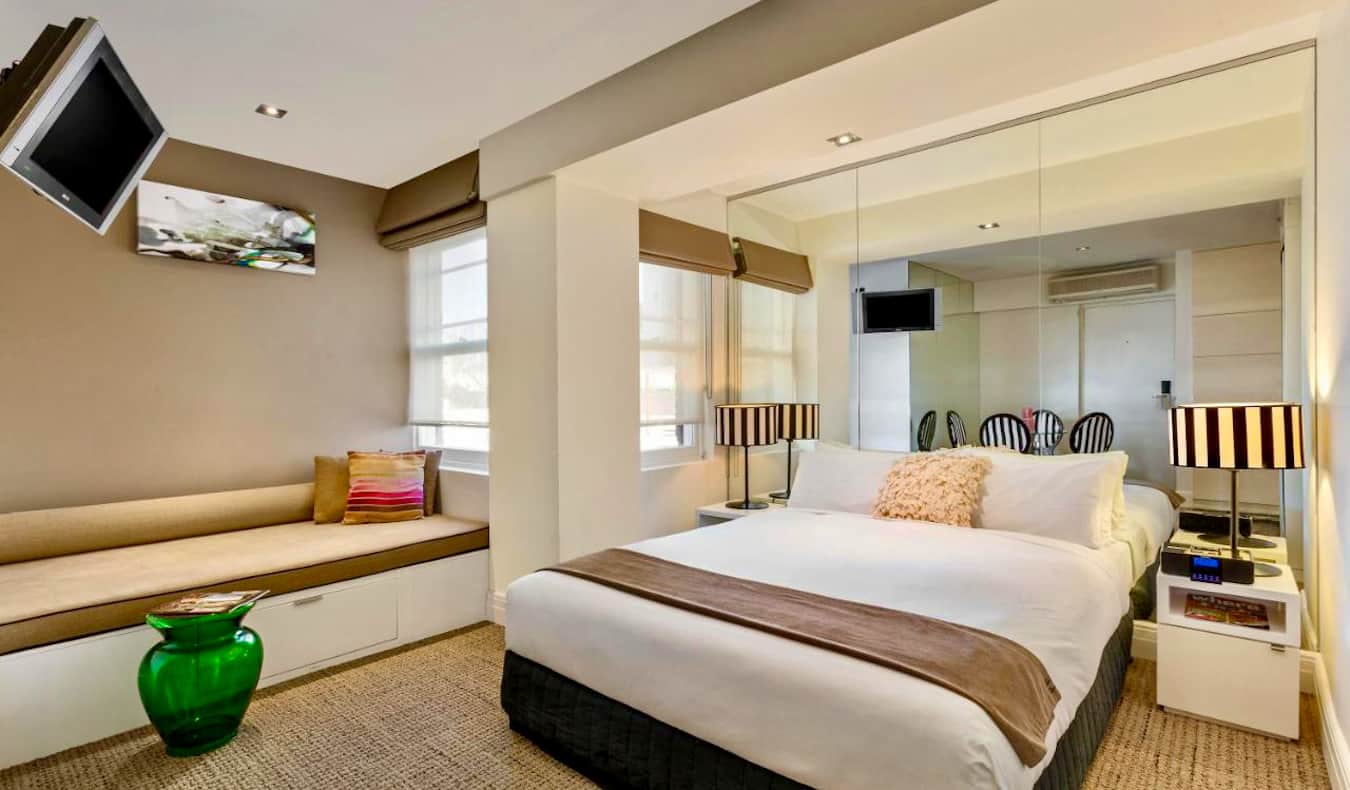 Una cama grande y una habitación de hotel espaciosa en el hotel Sydney Potts Point en Sydney, Australia