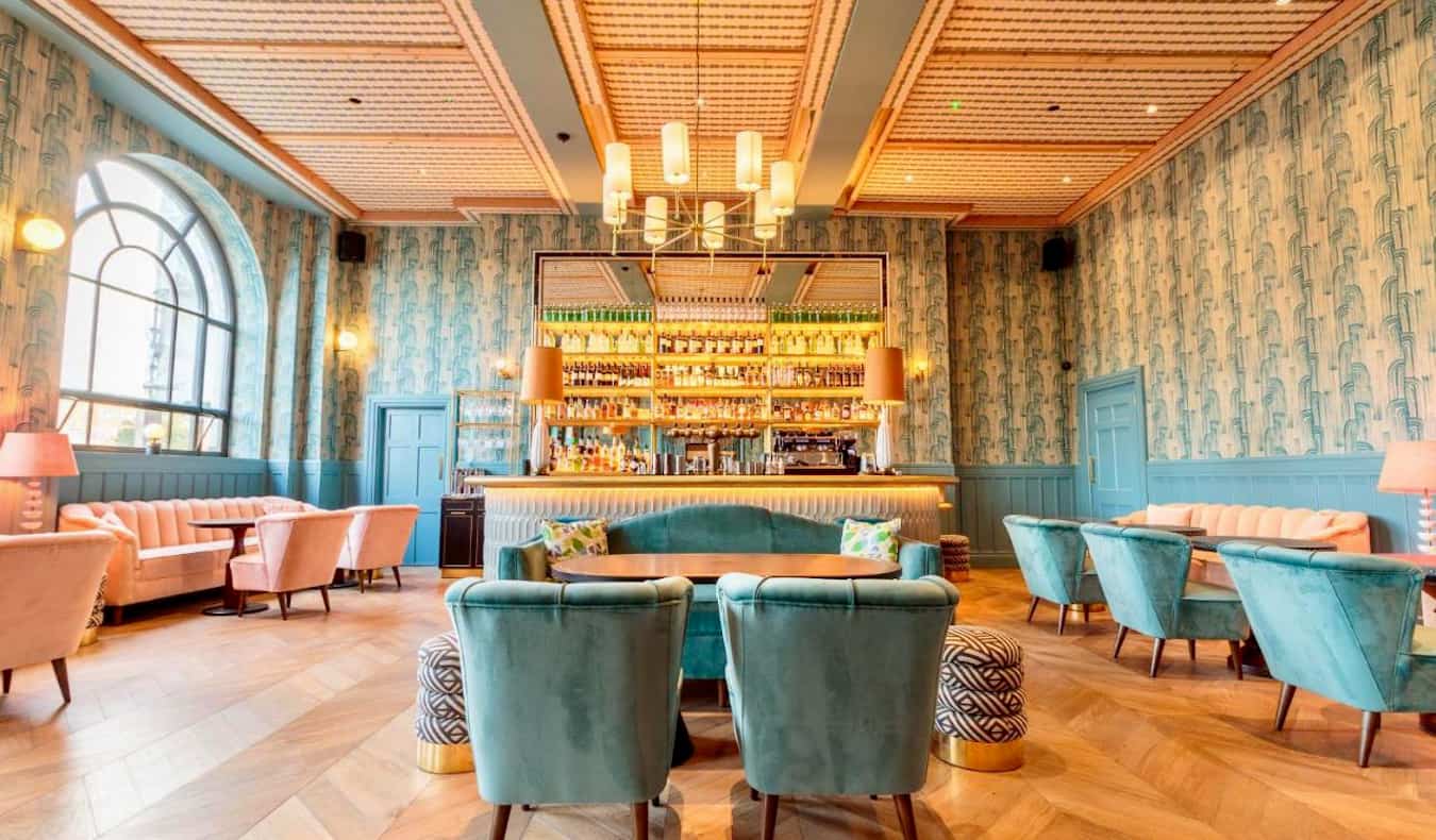 Un bar fantástico con arte funky y sillas en el Clarence Hotel de Dublín, Irlanda